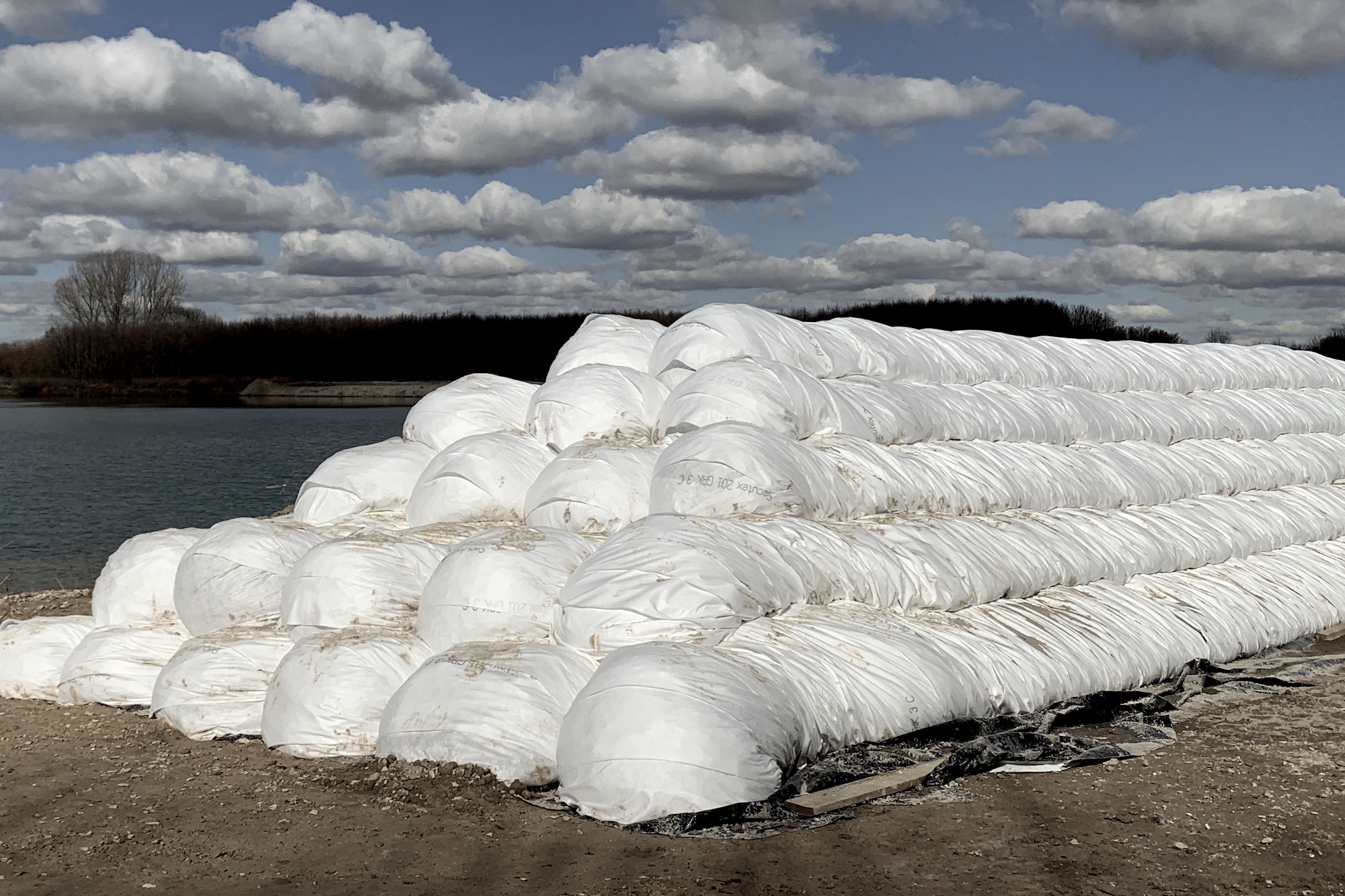 Dike core from geotextile tubes